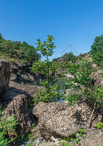 环境希腊威尼特科斯河峡谷希腊威尼迪科斯河希腊断裂中的岩石和头河床悬崖图片