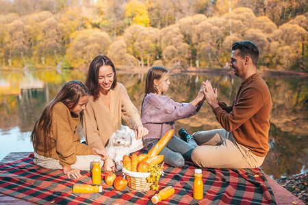秋天在湖边欢乐家庭野餐的年轻在秋天公园野餐苹果户外女士图片