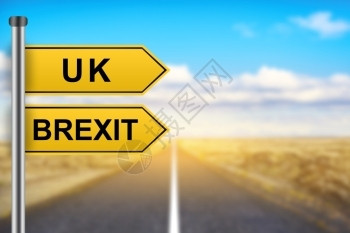 背在背上欧洲联盟政治在背景模糊的黄色道路标志上写有粗背或英国字语设计图片