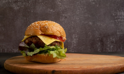 快餐鲜新的自制汉堡包菜生番茄芝士和切西红柿一起在割板上片烹饪图片