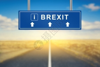 英国退欧商业分离在背景模糊的蓝色道路标志上写出粗或英国退语成员设计图片