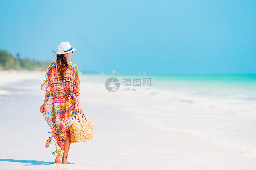 女孩在热带沙滩玩耍图片