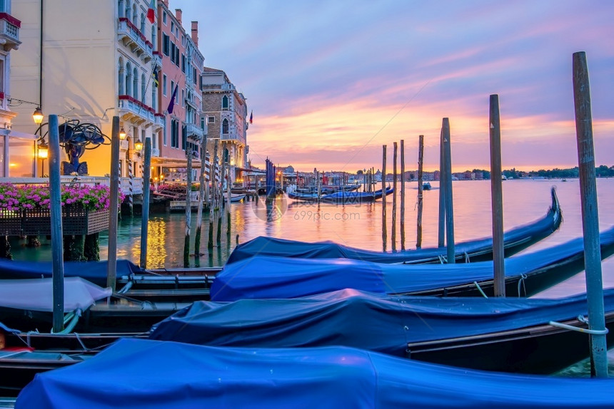 威尼斯的城市景象在意大利与贡多拉斯在日出时岛封锁历史图片
