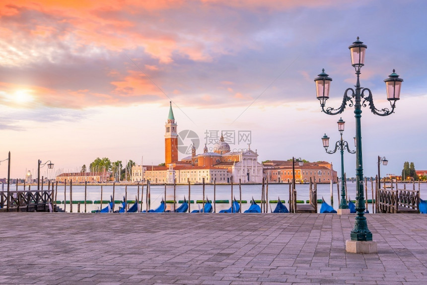 新冠旅游早晨威尼斯的城市景象在意大利与贡多拉斯在日出时图片