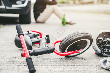白种人机械灾难骑着儿童配额自行车的意外汽撞事故后精神紧张的人遭受痛苦背景