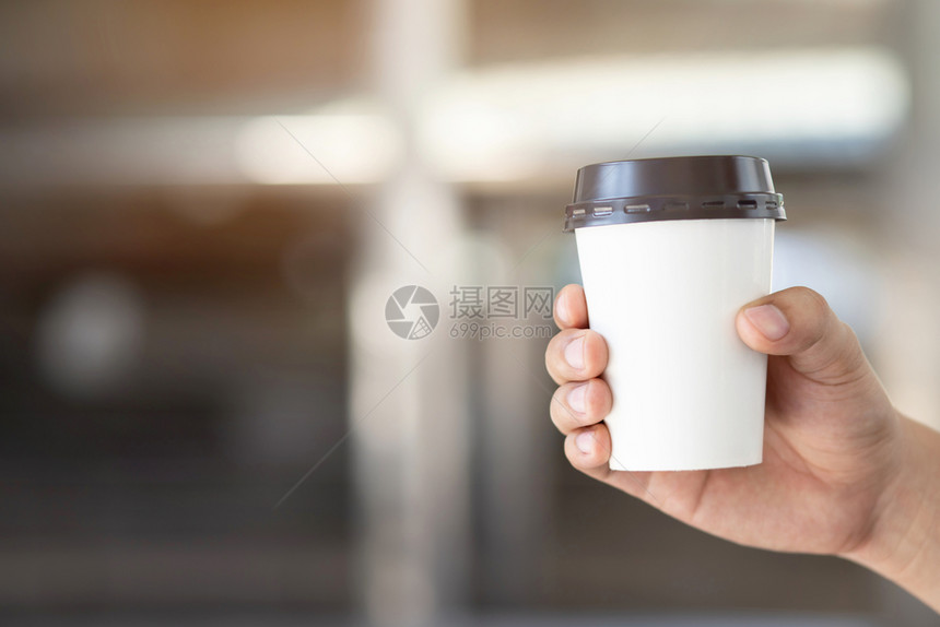 快乐的放松一个男人早上喝热咖啡着瓜拉纳皮图片