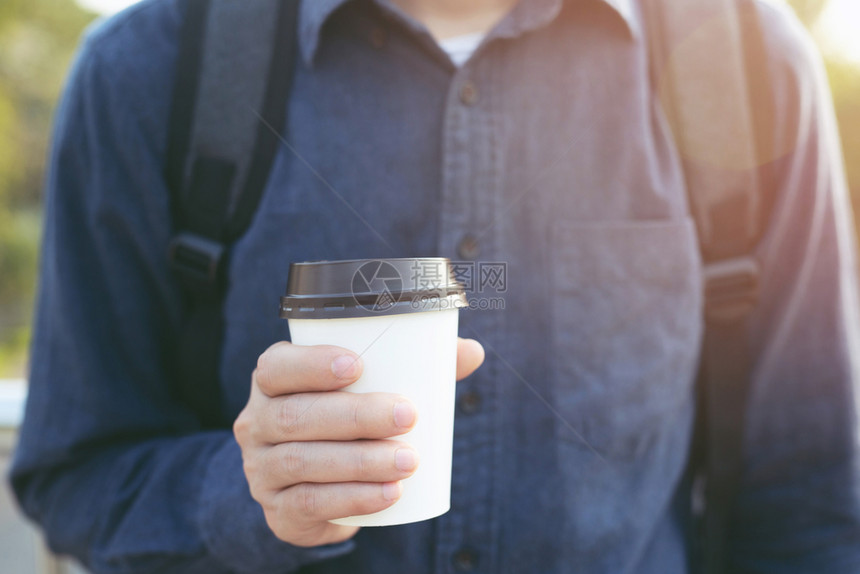 保持马克杯早晨一个男人上喝热咖啡着图片