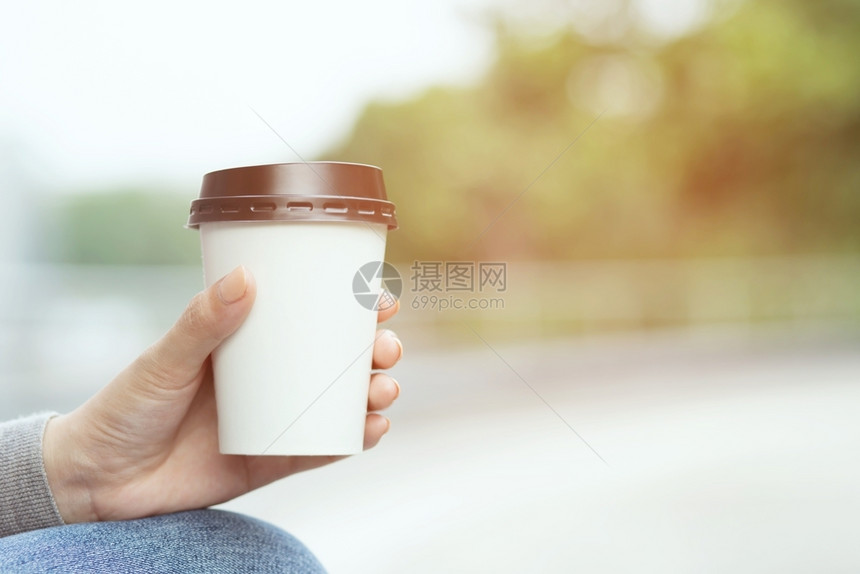 保持一个男人早上喝热咖啡着饮料早餐图片