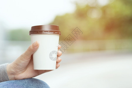 保持一个男人早上喝热咖啡着饮料早餐图片