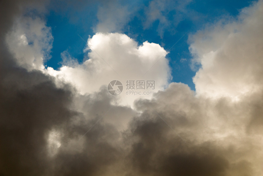 夏天场景白日部分覆盖天空的灰色云彩季节图片