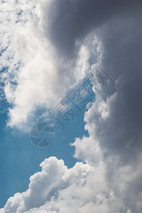 臭氧空气积云白日部分覆盖天空的灰色云彩图片