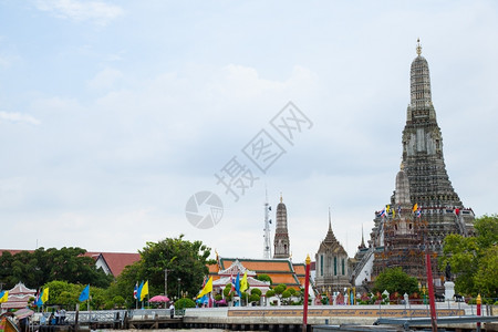 暹罗WatArunB曼谷斯克等主要景点塔和邻近河流东方的图片