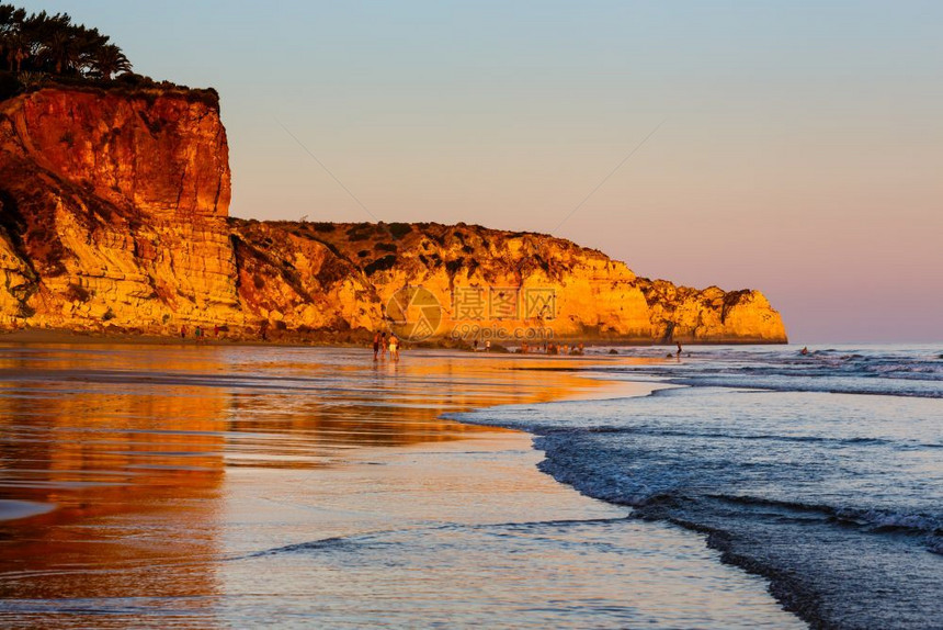 葡萄牙阿尔加韦拉各斯PortodeMos海滩日落景观人们支撑图片