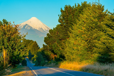 海岸智利Llanquihue湖边Varas港和Ensenada之间的公路后面有OsornoVolcano火山智利X区奥索尔诺瓦拉图片