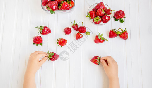 手拿草莓的儿童图片