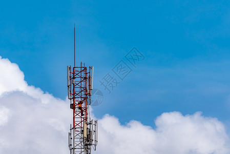 天空蓝白云电信塔工人在上安装5g设备通信技术电行业移动或5g网络聪明的收音机背景图片