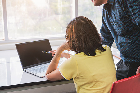 监事互联网重点商业监督员是计算机前的辅导员工指在办公室背景中显示屏幕监视器以显示办公室背景职业学习和工作讲班培训养生活方式概念提高个背景