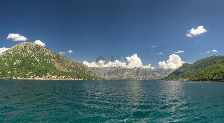 从海洋到黑山科托尔湾KamenariLepetaneFerry过境点的全景在黑山科托尔湾一个阳光明媚的夏季日中KamenariL图片