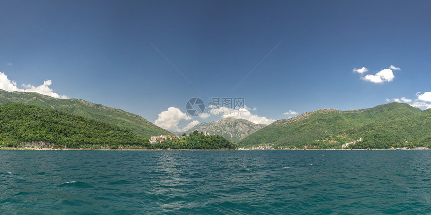 一种从海洋到黑山科托尔湾KamenariLepetaneFerry过境点的全景在黑山科托尔湾一个阳光明媚的夏季日中Kamenar图片