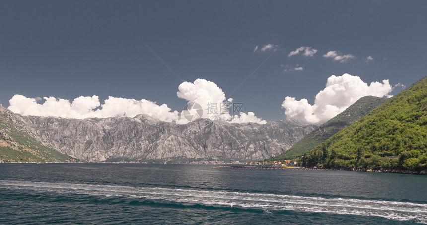 峡湾地从海洋到黑山科托尔湾KamenariLepetaneFerry过境点的全景在黑山科托尔湾一个阳光明媚的夏季日中Kamena图片