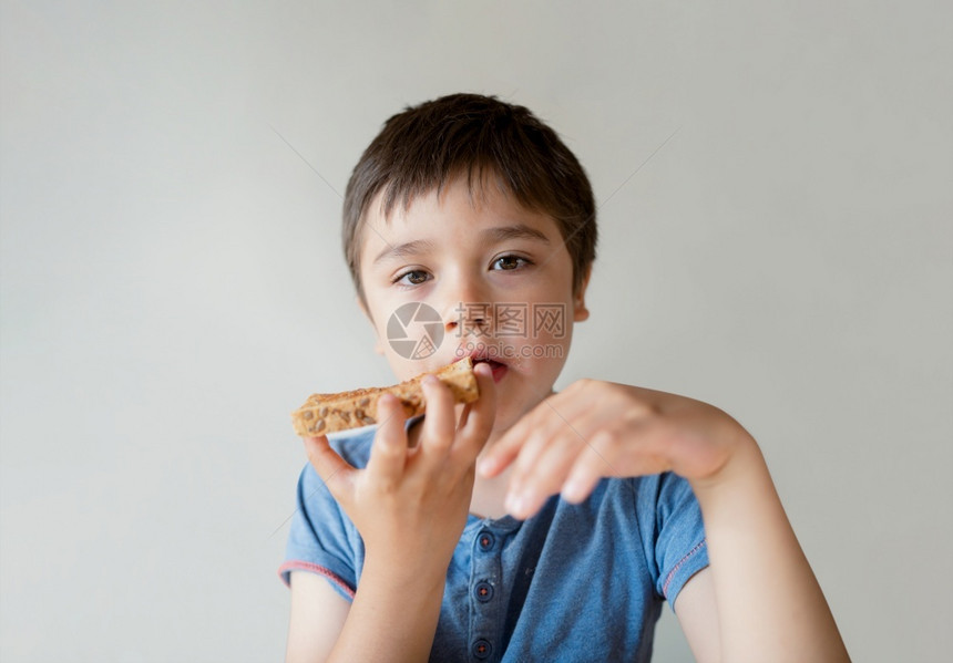 在吃食物的小男孩图片