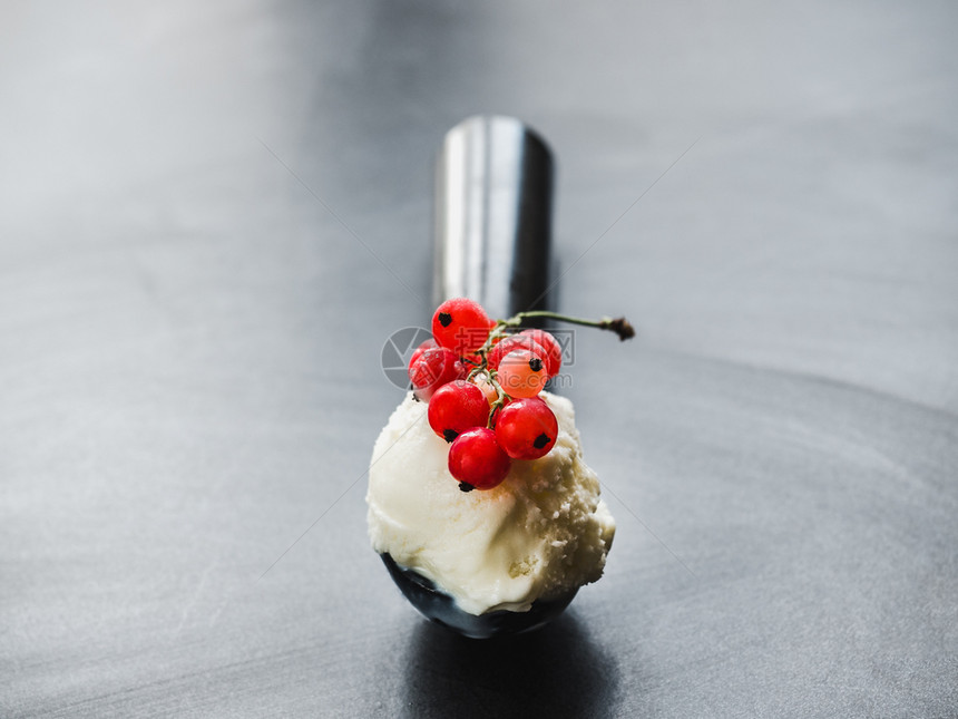 亮口味的冰淇淋和一股红色的花椰子孤立背景接近最佳观点美味健康食物的概念新鲜口味的冰淇淋和红卷曲子好吃味道分支图片