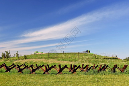 蓝色的建造职业瞭望塔和防线铁幕旧州边界带刺围栏纪念军事区捷克萨托夫背景图片