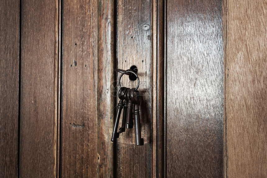 经典的旧古董壁橱复设计钥匙孔内的旧生锈钥匙特写旧古董壁橱复设计钥匙孔内的旧生锈钥匙装饰风格目的图片