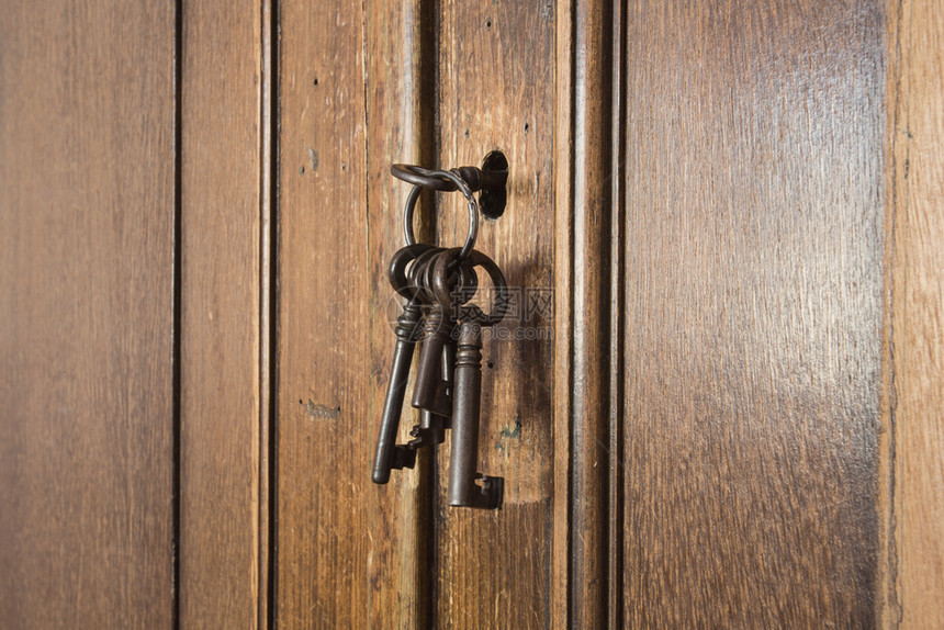 生锈的旧古董壁橱复设计钥匙孔内的旧生锈钥匙特写旧古董壁橱复设计钥匙孔内的旧生锈钥匙锁贮存图片