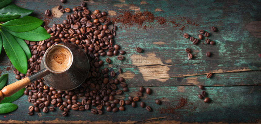 优质的最佳热咖啡壶中或木本底有叶和豆子的热咖啡或木本底有叶和大豆的塔克咖啡水平与复印空间横向图片