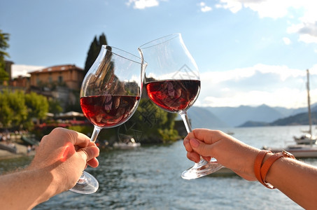 意大利科莫湖Varenna镇两杯葡萄酒屋玻璃城市高清图片