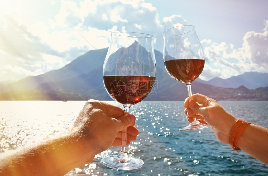 夏天庆祝意大利科莫湖Varenna镇两杯葡萄酒玻璃图片