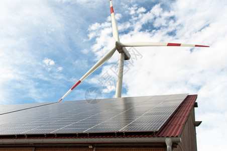 保护底有太阳能电池板和风力涡轮机的谷仓供应碳图片