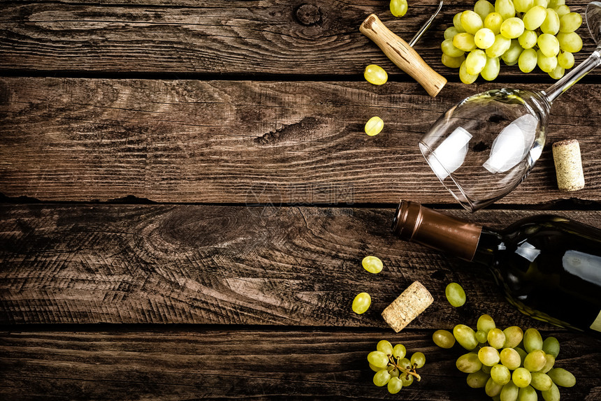 开酒瓶红杯和白葡萄枝叶的开放酒杯和白树枝的背景黑木生锈文字空白法语酿酒高架图片