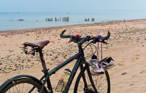 离堆公园2018年4月5日波罗的海岸加里宁格勒俄罗斯在废弃海滩骑自行车赛在离季的脱中骑自行车在废弃海滩上骑自行车冷清运动美丽背景