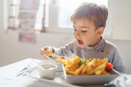 在吃食物的小男孩图片