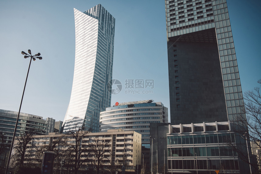 波兰在市中心华沙新抛光建筑商业中心的现代摩天楼大建造反射图片