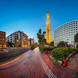 红色的观察发光东京塔和清晨志保街日本东京美都图片