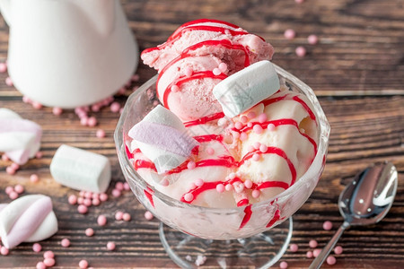 草莓棉花糖冰淇淋图片