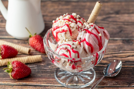 草莓香草冰淇淋图片