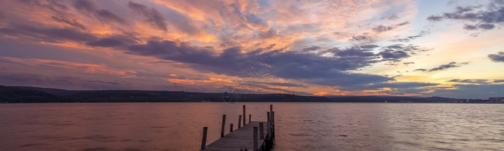 冷静的在木制码头湖边的日落多彩的横幅华丽美图片
