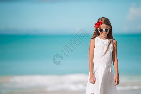 海滩上可爱的小女孩在海滩上美少女在海滩跳舞的肖像沿海快乐景观图片