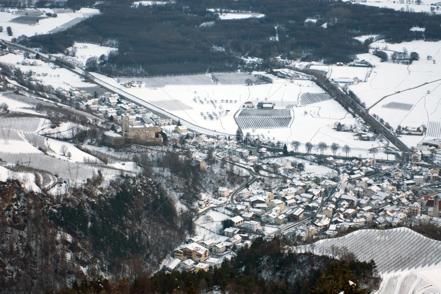 冬天北方意大利部南蒂罗尔州Malles附近的阿尔卑斯山镇街道图片