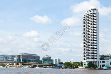 金融的场景观沿河一带的建筑物河上桥和港口交通量图片