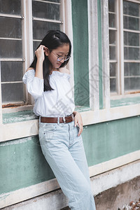 身着眼镜的漂亮亚洲青少年站在户外短裙美丽的松弛图片