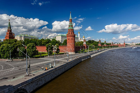 伟大的俄罗斯莫科克里姆林宫和莫斯科河岸水高清图片
