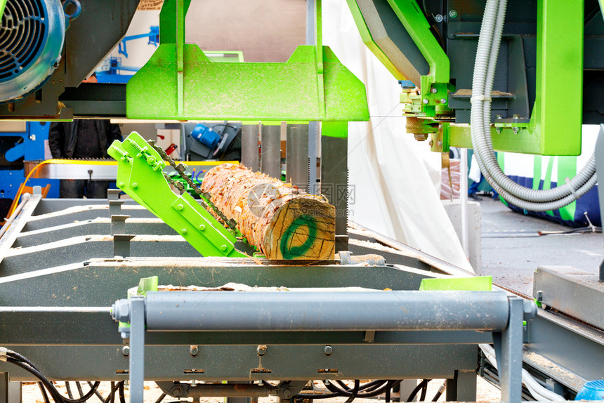 工具帮助尺寸操作员的特殊挂钩可自动将原木翻转到现代工锯厂上以便进一步锯切借助现代木工锯厂上的特殊挂钩原木会自动翻转以进行一步锯切图片