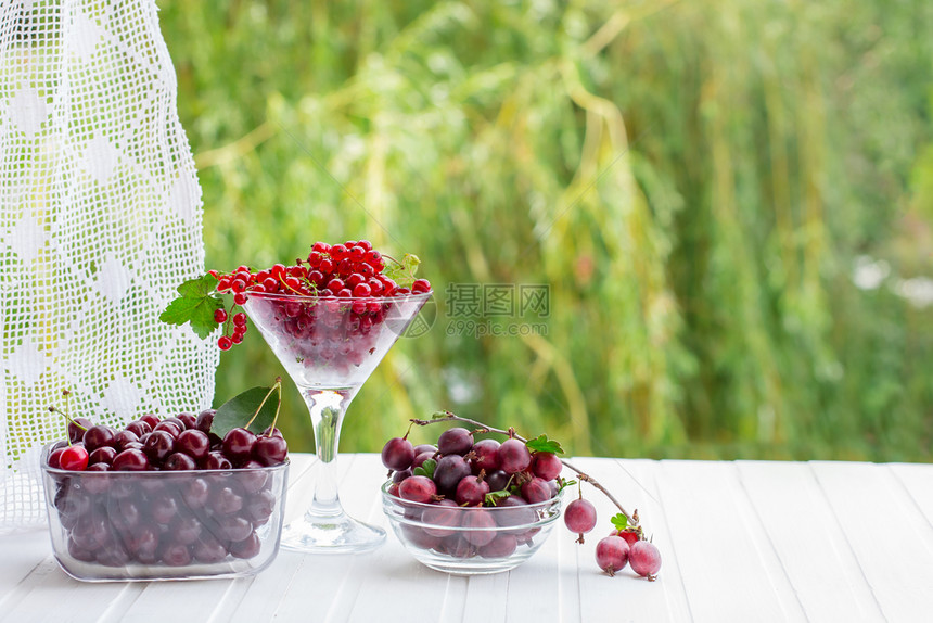 甜的园艺在厨房木制餐桌Berry甜点果汁酱烹饪罐头食品新鲜果子红草盆鹅莓厨房木制餐桌玻璃碗的樱桃中摘出鲜浆果樱桃自然图片