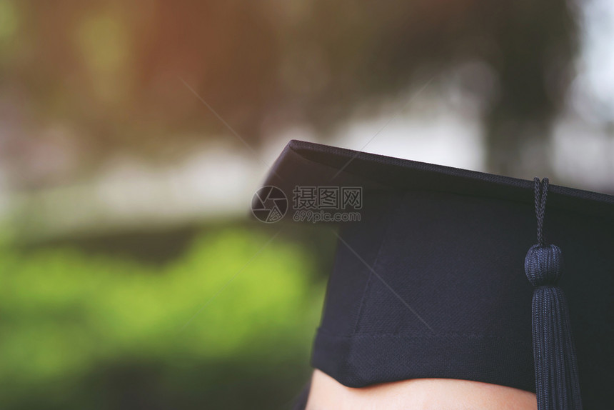 黄色的大学毕业生典礼概念教育祝贺毕业仪式向大学毕业生表示祝贺在大学毕业生中获得帽子的试射率为108百分比高恭喜背部图片