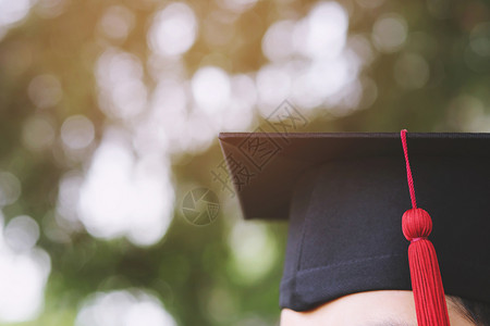 大学毕业生典礼概念教育祝贺毕业仪式向大学毕业生表示祝贺在大学毕业生中获得帽子的试射率为108百分比高庆典程度图片
